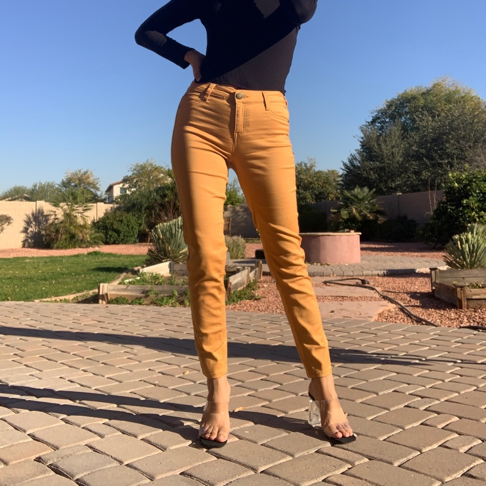 Orange color pant size 7(small), brand Tinseltown.
